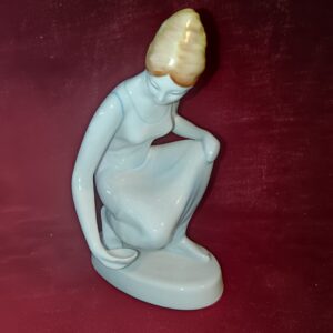 4044 vízmerő lány 19x12 cm
