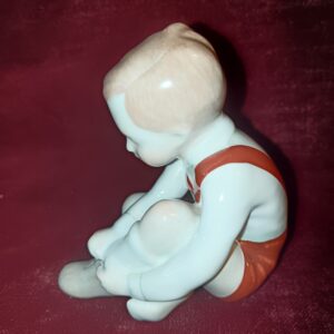4045 ülő fiú 11x8 cm