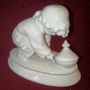 4056 játszó fiú 15x12 cm
